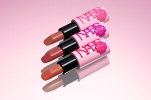 NARS“ぷっくり”花モチーフ×パステルピンクの限定リップスティック