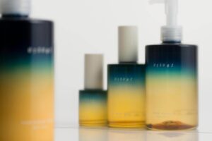 オサジ“秋晴れの香り”「ウツリ」ヘアオイルやルームミスト、爽やかハーブ＆果実の穏やかな香り