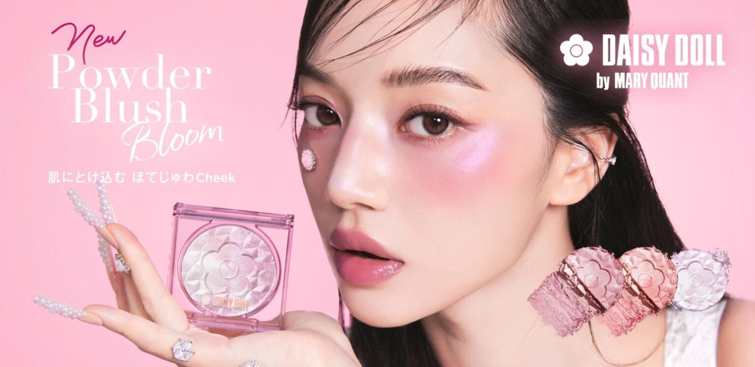 デイジードール バイ マリークワント春コスメ、高密着チーク＆ハイライトに煌めくツヤ肌叶える新色